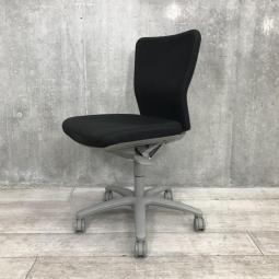 【在庫入替セール品】【人間工学に基づいた快適シーティング！ワーキングチェアの定番モデル！】■オカムラ製（okamura）製　カロッツァ（Carrozza）チェア　肘無し　ローバック　■ブラック 【弊社使用欄：A01003097 K】