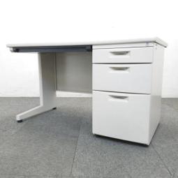 【6台入荷】国内メーカー製汎用性高いデスク入荷！イトーキ　CZ　ホワイト　W1200　片袖机　引出し　収納　配線 オフィスバスターズ　梅田本店