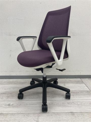 【コンパクトで使いやすい！】イトーキ　ノナチェア　パープル　ホワイトフレーム　肘付きOAチェア　〈岐阜・愛知・三重・静岡・福井〉