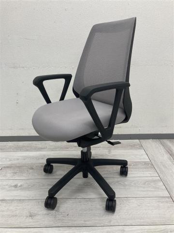 【コンパクトで使いやすい！】イトーキ　ノナチェア　グレー　ブラックフレーム　肘付きOAチェア　〈岐阜・愛知・三重・静岡・福井〉