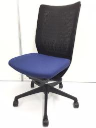 【在庫入替セール】【背面メッシュで蒸れしらず！シンプルなデザイン！】■オカムラ(okamura)製　ヴィスコンテチェア　肘無ローバックチェア　■座面ミディアムブルー×背面・脚ブラック　■メッシュ　■ランバー付