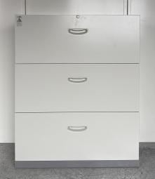 【在庫入替セール】【汎用性抜群の大容量書庫！抜群の収納力で書類をスッキリ整理！】■ナイキ（NAIKI）製　3段ラテラル書庫　ローキャビネット　W900×D450×H1100㎜　■シリンダー錠　■カラー：グレー【K8】