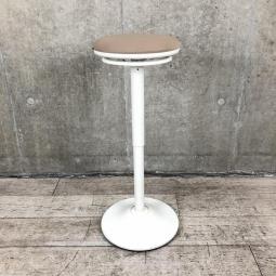 【「座る」と「立つ」のいいとこ取り！】■オカムラ（okamura）製　ピルエット（pirouetto）シリーズ　カウンターチェア　スツール　■座面：ベージュ　支柱：ホワイト【高さ調節可能なパーチングスツール！】【弊社使用欄：A01028457】【ID】