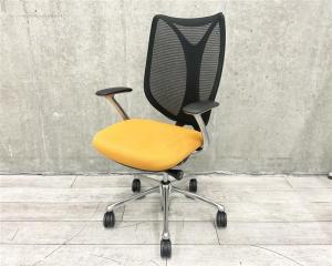 【前傾機能で作業効率アップ！安定感のある座り心地で人気の大好評サブリナチェア！】【ご自宅用にもオススメ！】
■オカムラ（okamura）製　Sabrina（サブリナ）　ハイバック　肘付き　■背面メッシュ　■固定肘　■オレンジ×ブラックフレーム 【弊社使用欄：A01013661】【ID】