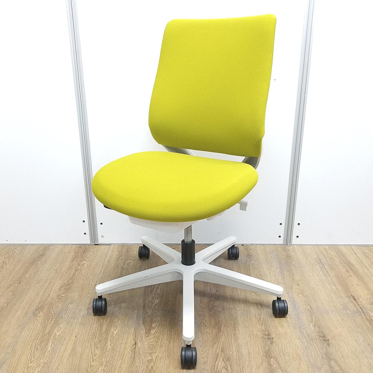 コクヨ製　ミトラ2　ライトオリーブ　ホワイトフレーム　背面クッション　すっきりと上質なデザイン！　快適な座り心地を実現するオフィスチェア！　肘無しローバックチェア！！
                        ミトラ2
                                    中古
            