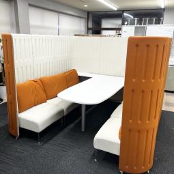 オカムラ製の【ファミレスブース】が入荷しました！＊福岡市拠点の「オフィスバスターズ福岡南店」は、福岡はもちろん、岡山・広島エリアにも対応しています。中古オフィス家具・チェア・デスク・複合機など一式手配可能。各地に特化した在庫とワンストップ対応で、起業・移転・レイアウト変更にしっかり対応し、岡山・広島でも安心の選択肢をご提供します。＊