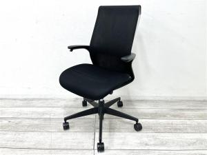 【定価約7万円】【肘に上下昇降機能が付いている便利な商品！】【ミーティング用としても人気です！】■コクヨ製　M４　OAチェア ■ブラック（ホワイトシェル）