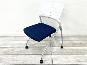 【定価約6万円】【重ねて収納可能！スペースの削減におすすめなネスティングチェア！】■イトーキ/マノス　■ネスティングチェア　■ブルー