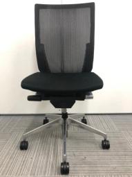 【身体をやさしく包み込むスタイリッシュなメッシュチェア！】■イトーキ製　ヴェントチェア　ブラック　ストライプレイヤー　ポリッシュ　■確かな座り心地でデスクワークを快適にサポート！【ITOKI　Vent chair】★