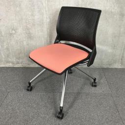 【在庫入替セール品】【スタイリッシュなデザイン！】■オカムラ　クリールシリーズ　ネスティングチェア　背カラー:ブラック / 座カラー:ピーチ 【OKAMURA　COURIR】【弊社使用欄：A00995893】