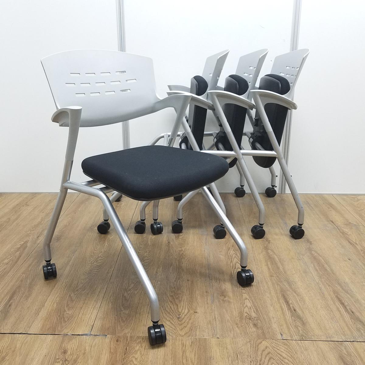 【T9】【商品入替のため、在庫限り】【4脚セット！！】イナバ製　OM-280　ライトグレーｘブラックのツートンカラー　固定肘　背面樹脂タイプ　キャスター付　会議室、共有スペースなどに使える多目的チェア！　平衡に収納できるネスティングタイプ！　ミーティングチェア　ネスティングチェア！！
                        その他シリーズ
                                    中古
            