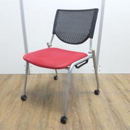 ★【訳あり品：座面使用感あり】オカムラ製　プロスタック　ブラックｘレッドのツートンカラー　プレーンタイプ　背面樹脂メッシュ　コンパクトに積み重ねて収納　スタッキングチェア！！※保障対象外品になります。
