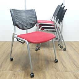 ★【訳あり品：座面使用感あり】【4脚セット！！】オカムラ製　プロスタック　ブラックｘレッドのツートンカラー　プレーンタイプ　背面樹脂メッシュ　コンパクトに積み重ねて収納　スタッキングチェア！！※保障対象外品になります。