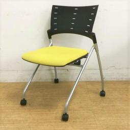 【5脚入荷】【在庫入替品】イトーキ　マノス　ネスティングチェア　グリーン×ブラック　明るいカラーとシックなブラックの組み合わせ　オフィスバスターズ　梅田本店【K8】