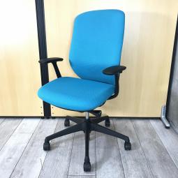 【新感覚のオフィスシーティング！前傾機能付きで長時間のデスクワークにもおすすめの逸品！】■オカムラ（okamuara）製　シルフィーチェア（Sylphy）　肘付ハイバック　■クッションタイプ　■固定肘　■ブルーグリーン×ブラックシェル