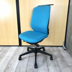 【新感覚のオフィスシーティング！前傾機能付きで長時間のデスクワークにもおすすめの逸品！】■オカムラ（okamuara）製　シルフィーチェア（Sylphy）　肘無ハイバック　■クッションタイプ　■ハンガー付　■ブルーグリーン×ブラックシェル