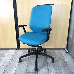 【新感覚のオフィスシーティング！前傾機能付きで長時間のデスクワークにもおすすめの逸品！】■オカムラ（okamuara）製　シルフィーチェア（Sylphy）　肘付ハイバック　■クッションタイプ　■固定肘　■ハンガー付　■ブルーグリーン×ブラックシェル