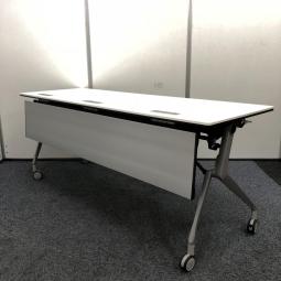 【W1800の2～3名用のサイドスタックテーブル！】オカムラの配線孔付・棚板付のホワイト天板仕様です！【会議・セミナー・打ち合わせ用に！】