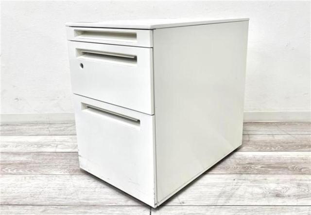 【定価約8万円】【デスク上の整理に便利！フリーアドレスデスク用3段ワゴン！】■オカムラ/アドバンス　■ホワイト　3段ワゴン　シリンダー錠 　■高さ650㎜タイプ！