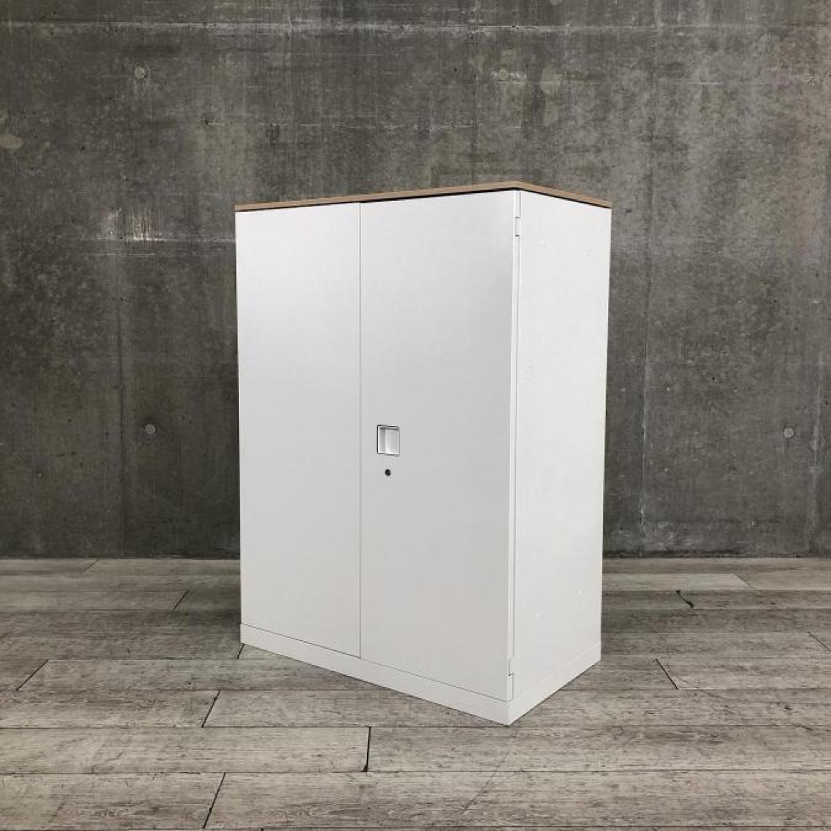 【オフィスの書類をスッキリ整理！取っ手がどの方向からでも開くマルチハンドル！】■オカムラ（okamura）製　レクトラインシリーズ　両開き書庫　ローキャビネット　■ナチュラル木目調天板付き　■本体色：ホワイト　■シリンダー錠
                        レクトライン
                                    中古
            