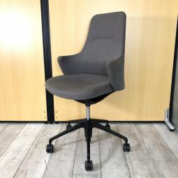 【働きやすく、居心地の良いオフィスへ！カジュアルかつ柔らかなデザインのライブスチェア入荷！】■オカムラ（okamura）製　ライブス（Lives）シリーズ　固定肘付き　ミーティングチェア　■キャスター付　色：ブラック　■グレー　張地：インターロック