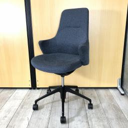 【働きやすく、居心地の良いオフィスへ！カジュアルかつ柔らかなデザインのライブスチェア入荷！】■オカムラ（okamura）製　ライブス（Lives）シリーズ　固定肘　ミーティングチェア　■キャスター付　色：ブラック　■ブルー　張地：インターロック