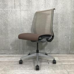 【あなたの座るを考える！ワイヤー構造が体を支える、有名海外メーカー製の定番チェア！座り心地抜群の人気チェア！】■スチールケース（Steelcase）　シンク（think）チェア　肘無し　ハイバック　■メッシュバックタイプ　■ブラウン 【弊社使用欄：A01019194】