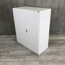 【在庫入替セール品】【オフィスの定番！大きく開いて見やすい両開き書庫！】■イトーキ（ITOKI）製　シンラインシリーズ (THIN LINE)　両開き書庫　ローキャビネット　■ホワイト　■シリンダー錠 【弊社使用欄：A00998552】