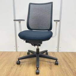 国内トップメーカー製のの定番メッシュチェアが入荷！ホワイトフレームが良いアクセントに！/オススメ(おすすめ) /人気商品
■コクヨ/ミトラ/ブラック