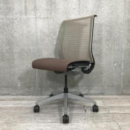 【あなたの座るを考える！ワイヤー構造が体を支える、有名海外メーカー製の定番チェア！座り心地抜群の人気チェア！】■スチールケース（Steelcase）　シンク（think）チェア　肘無し　ハイバック　■メッシュバックタイプ　■ブラウン 【弊社使用欄：A01019194】【SN】