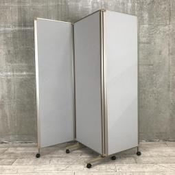 折りたたみ可能！キャスター付でフレキシブルに使用できる優れもの！
■コクヨ/グレー　3連ローパーテーション　W1800(600×3)×D400×H1790mm　◆三つ折りパネル　3連衝立パーティション　折り畳み式間仕切り 【ABW】