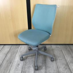 【在庫入替セール品】【やわらかな座り心地を実現！腰への負担を減らすS字形状！】■オカムラ(okamura)製　CG-Mチェア　肘無し　ローバックチェア　背面メッシュ　■ハンガー付　■ミディアムブルー【弊社使用欄：A01010684 K】