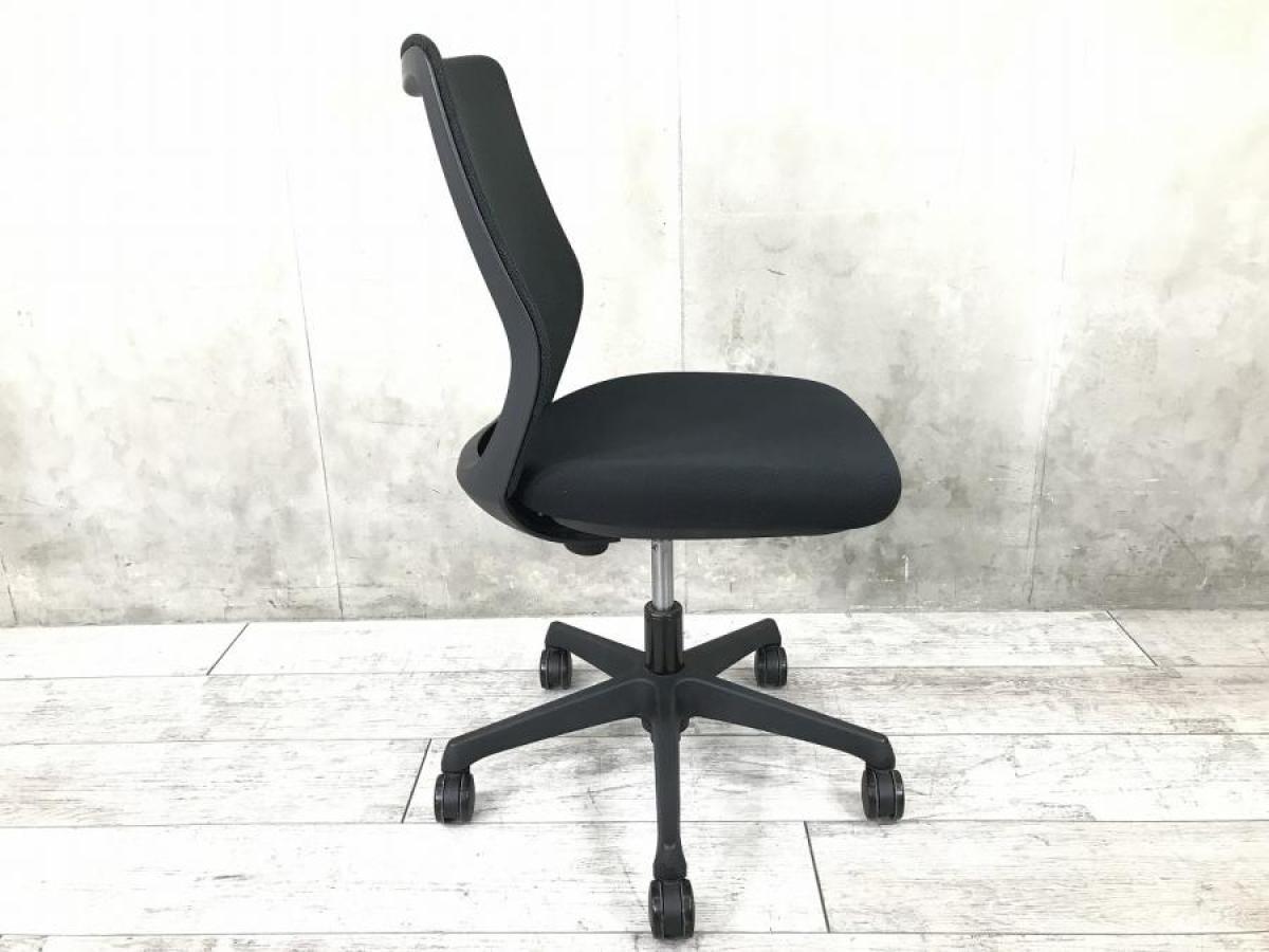 金属製の黒い椅子 中古】CG-M メッシュ CG11ZR FZK1 オカムラ/okamura 肘無ロー
