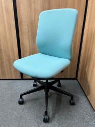 ミドルクラスの定番チェアが入荷！淡いカラーリングで爽快感抜群！おすすめの肘無チェア！
■内田洋行/クレネ/アクアブルー