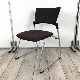 【スタッキングで省スペース化！シックなミーテイングチェア！】■イトーキ（ITOKI）製　マノスチェア（MANOSS）　スタッキングチェア　肘無し　キャスター無　■背パッド付　■チョコレートブラウン