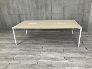 【4~6人使用に最適！配線ダクト付きのミーティングテーブル！】■ウチダ（UCHIDA）製　プレナシリーズ　ミーティングテーブル　会議用　W2400×D1200㎜　■配線ダクト（2か所）　■天板：ナチュラル/4本脚：ホワイト