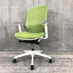 【関西倉庫在庫品】■オカムラ（okamura）製　シルフィーチェア（Sylphy）　肘付ハイバック　■背面メッシュ　■可動肘　■グリーン×ホワイトシェル【三次元曲面が身体にフィット！前傾チルト機能付き大人気メッシュチェア！】
