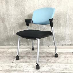 【鮮やかなライトブルー！座面はブラックでオシャレなツートンカラー！】■コクヨ（KOKUYO）製　プロッティシリーズ　スタッキングチェア　ミーティングチェア　キャスター付　■色：背ライトブルー　座ブラック