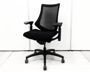 数がそろう！【スタイリッシュなデザインのメッシュチェア・姿勢の変化にフレキシブルに対応！】/オススメ(おすすめ) /人気商品【弊社使用欄：】■ハイバック肘付き　可動肘　メッシュバック　ブラック/イトーキ/エフ