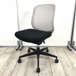 【透過性と機能性を最大限に活かした人気チェア！】■コクヨ（KOKUYO）　シロッコ（Scirocco）チェア　肘無し　ローバック　■背面メッシュ　■背面ソフトグレー / 座面ブラック × ホワイトシェル / 脚ブラック 【弊社使用欄：A01029959】