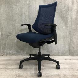 【姿勢の変化にフレキシブルに対応する高機能メッシュチェア！】■イトーキ（ITOKI）製　エフメッシュ　肘付き　ハイバック　■背面メッシュ　■可動肘　※厚み/ 小　■ネイビーブルー × ブラックシェル