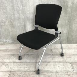 【しなやかにワーカーを受け止める洗練されたデザイン！使わない時は重ねて収納可能！】■オカムラ（okamura）製　グラータ (Grata)　肘無し　ミーティングチェア　ネスティングチェア　■背パッド付き　■キャスター付　■ブラック