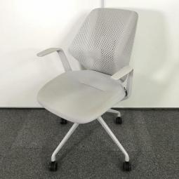 【在庫セール品・8脚限定】【T9】■イトーキ製（ITOKI）　キュアチェア（QuA）　ミーティングチェア　■固定肘　■ライトグレー　■樹脂メッシュバック　■4本脚　　【腰回りをしっかりサポート！オフィスに新しい風を吹き込むライトタスクチェア】