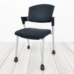 【シンプルスマートなスタッキングチェア！分厚いクッションで長時間でも快適な座り心地！】/オススメ(おすすめ) /人気商品【弊社使用欄：A01018563】■スタッキングチェア　ミーティングチェア　肘付き　キャスター付き　背面カバー付き　ブラック/コクヨ/プロッティ