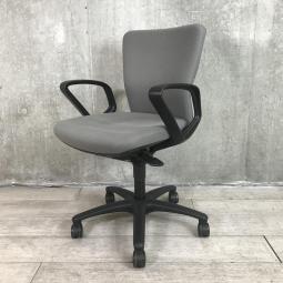 【足回りコンパクト！】スタンダードなデザインとクッション性豊かな座り心地！オフィスの大定番チェア！
■オカムラ/カロッツァ/グレー×ブラックシェル