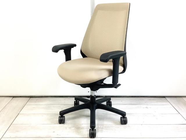 【在庫入替セール品！】【理想的な作業姿勢をキープ！】/オススメ(おすすめ) /人気商品【弊社使用欄：A01018290】■イトーキ製　ノナチェア　可動肘付　サンドイエロー　デスクに納まりの良いコンパクト設計！