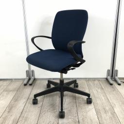 【「汚れにくさ」から生まれたスタイリッシュデザインのOAチェア】【シンプルデザインで機能は充実】■ITOKI（イトーキ）製　fulgo（フルゴ）チェア　肘付き　ローバック　■サークル肘　■ネイビーブルー×ブラックシェル【弊社使用欄：A01029904】