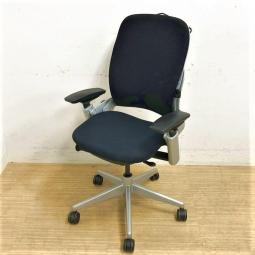 【定価約18万円】【高級チェアの定番！腰痛対策にオススメ！長時間の使用でも快適に】■Steelcase（スチールケース）　リープ　V2　肘付き　ハイバック　■ブラック　■アジャストアーム(可動肘)　■コートハンガー付