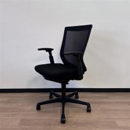【定価10万以上のチェアが安い！】オカムラ（okamura）エスクードチェア　メッシュ仕様　■色：ブラック　肘付仕様　【2507】弊社使用欄【A01027747】※