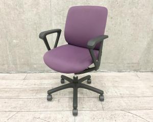【全ての機能をコンパクトに！クッション性が高く座り心地が良いコンパクトチェア！】■イトーキ（ITOKI）製　トルテR（torte-R）チェア　肘付き　ローバック　■ループ肘　■プラムパープル × ブラックシェル　【弊社使用欄：A01006773 K】